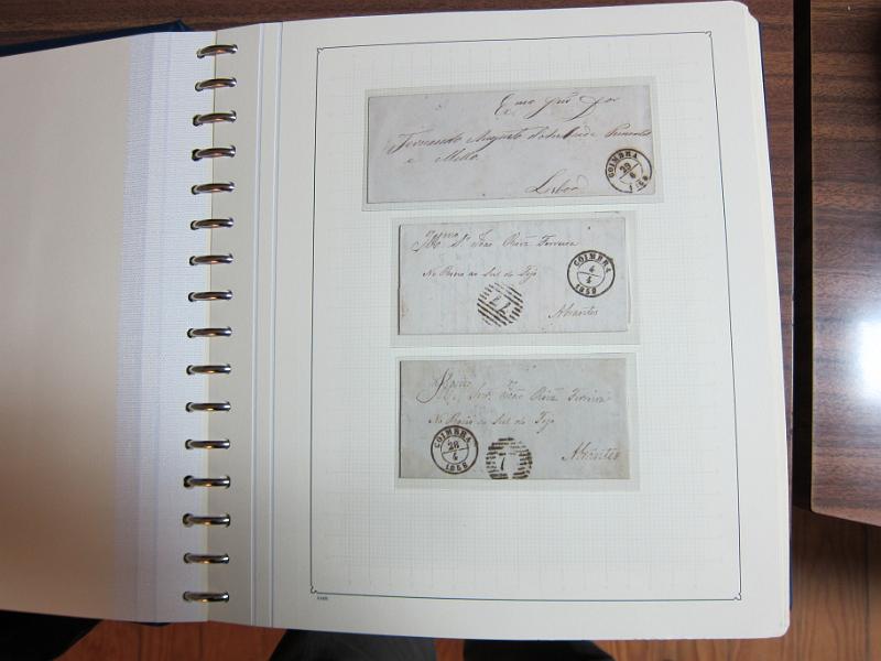 0019 (64).JPG -     Lote:    19      Marcofilia      Lotes Especiais       Descrição:         Portugal. Colecção especializada de carimbos de duplo círculo, tipo 1852, montada em 4 álbuns Lindner, com selos de diversas emissões e cartas, com estudo minucioso de cada marca. Lote a ver.         Lote       Valor Base:     &euro; 2.500,00     Valor Venda:     Retirado     